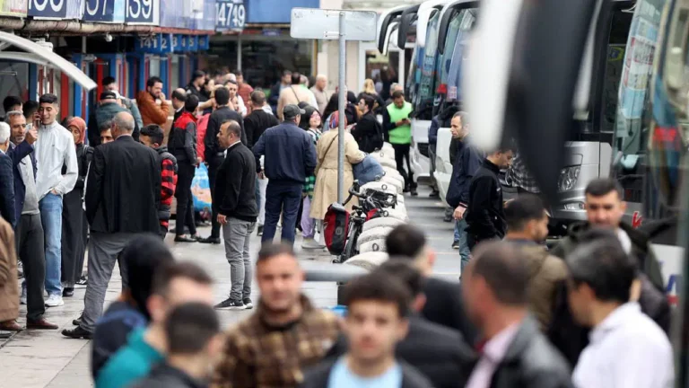 bayramda-memleket-gezisi-de-tatil-de-hayal-oldu-cocuklarin-karnini-bile-zor-doyuruyoruz-dAVRL4B6