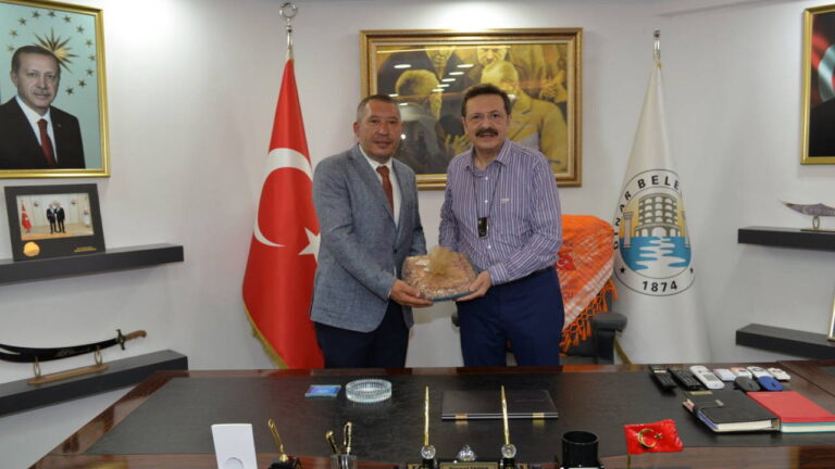 chpden-istifa-edip-akpye-gececegi-soylenen-veysel-topcunun-akp-enkazi-afisi-yeniden-gundemde-Z9qZFaQx