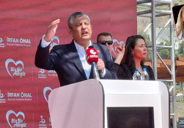 ozgur-ozelden-izmirde-dikkat-ceken-mesajlar-erdogana-erken-secim-cagrisi-yapti-turkiye-carpik-bir-X4HP2fRD